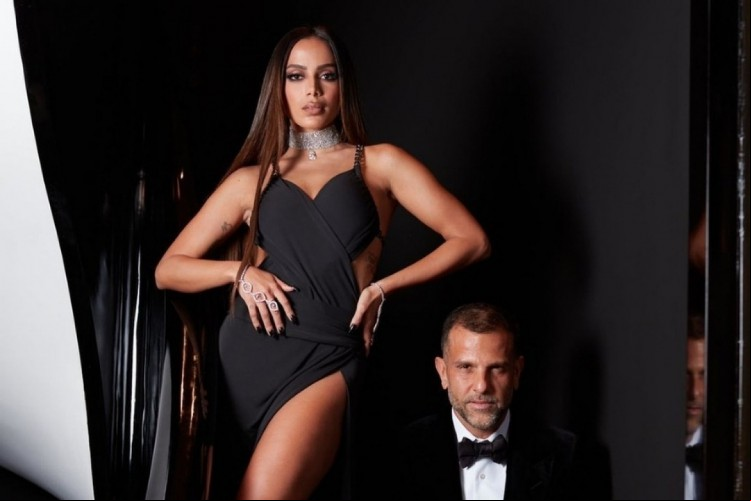 Anitta veste uma peça em preto escolhida por Anna Wintour e é acompanhada no Met Gala 2021 por Alexandre Birman