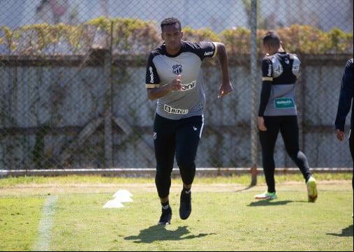 Atacante Jô em treino do Ceará