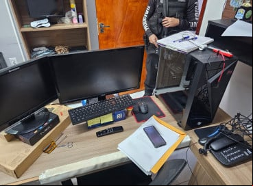 Celulares e computadores foram apreendidos durante operação 