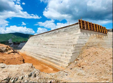Obras na Barragem Lago da Fronteira, em Cratéus  