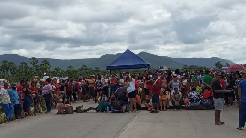 Indígenas tapebas protestam por melhorias na BR-222, em Caucaia, nesta terça-feira, 10