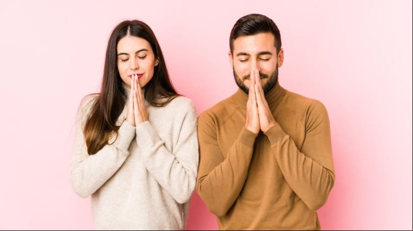 Orações ajudam a proteger a pessoa amada (Imagem: Aser Romero | Shutterstock) 