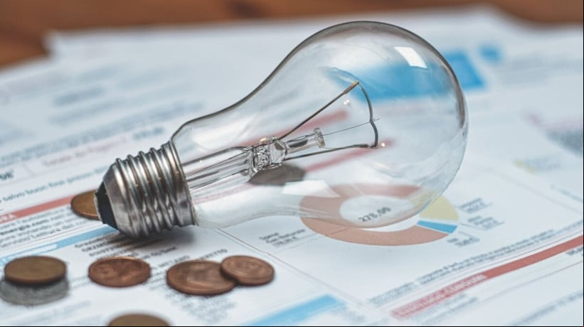 Atitudes simples ajudam a economizar energia elétrica no dia a dia (Imagem: michelangeloop | Shutterstock)  