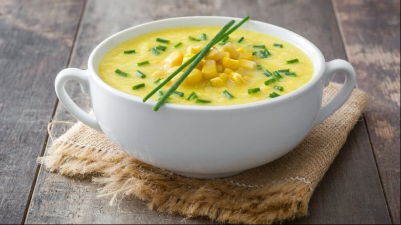 Sopa cremosa de milho-verde (Imagem: nblx |  Shutterstock)  