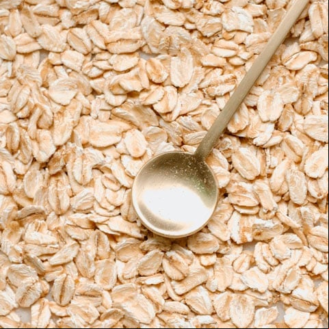Seja em formato de flocos, farelo, farinha ou cereal, a aveia é um alimento extremamente nutritivo e favorece a saúde dos indivíduos  prevenindo doenças crônicas. Ela pode ser consumida de forma pura ou associada a outros ingredientes. 