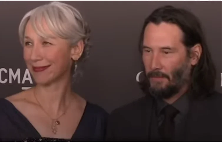 Apenas em 2022 Keanu apareceu em público com seu novo amor, assumindo uma relação que já vinha sendo comentada desde 2019. Alexandra Grant, de 52 anos, é artista plástica e mantém os fios brancos dos cabelos.