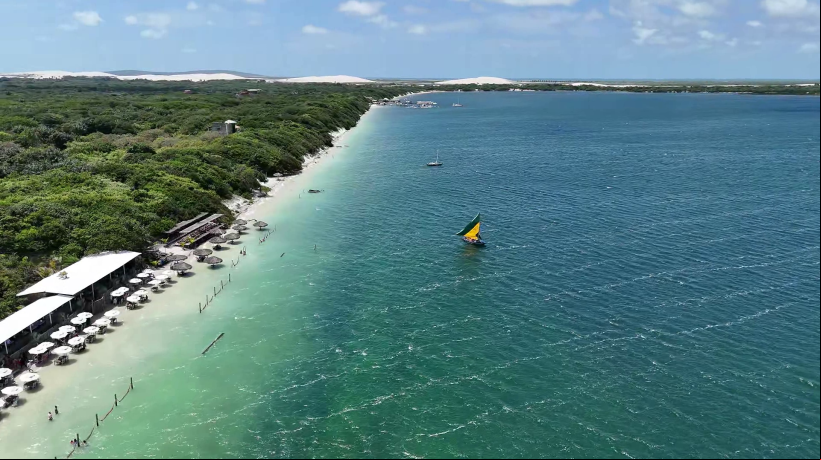 Lagoa do ParaÃ­so, localizada em Jijoca de Jericoacoara. Com Ã¡guas doce e cristalinas, possui cerca de 15 kmÂ² de Ã¡rea e 57 km de perÃ­metro, estÃ¡ situada em uma Ã¡rea de proteÃ§Ã£o ambiental de 3.995,61ha 